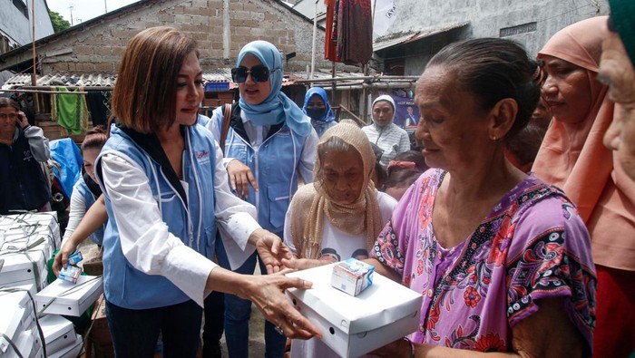 Laskar Prabowo 08 bagikan paket makanan 4 sehat 5 sempurna di wilayah Jakarta.