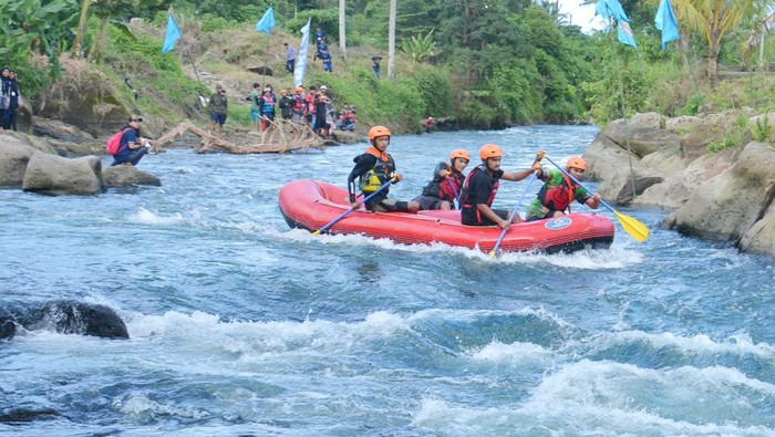 Lokasi wisata arum jeram yang ada di danau aranau OKU Selatan, Sumsel.