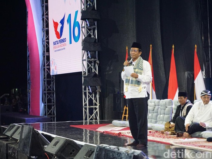 Mahfud Md hadiri acara selawatan di Lapangan Desa Prampelan, Sayung, Demak, Jumat (5/1/2024) malam.