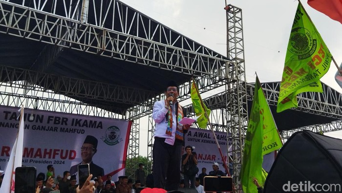 Mahfud Md saat kampanye di Lapangan Jalan Akses Rusun, Cakung, Jakarta Timur (Kurniawan F/detikcom)