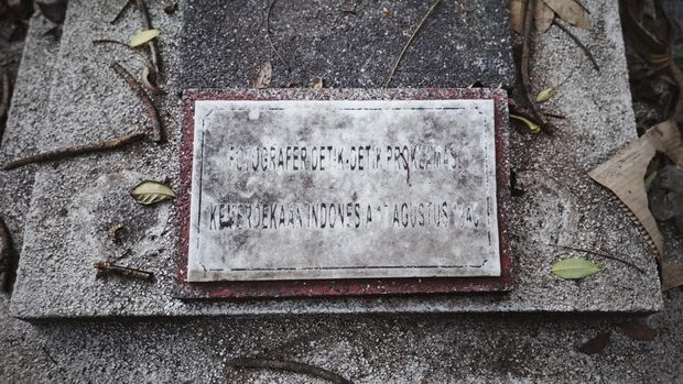 Makam Alex Mendur.