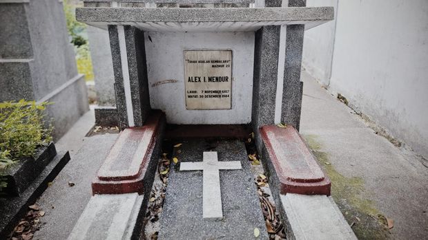 Makam Alex Mendur.