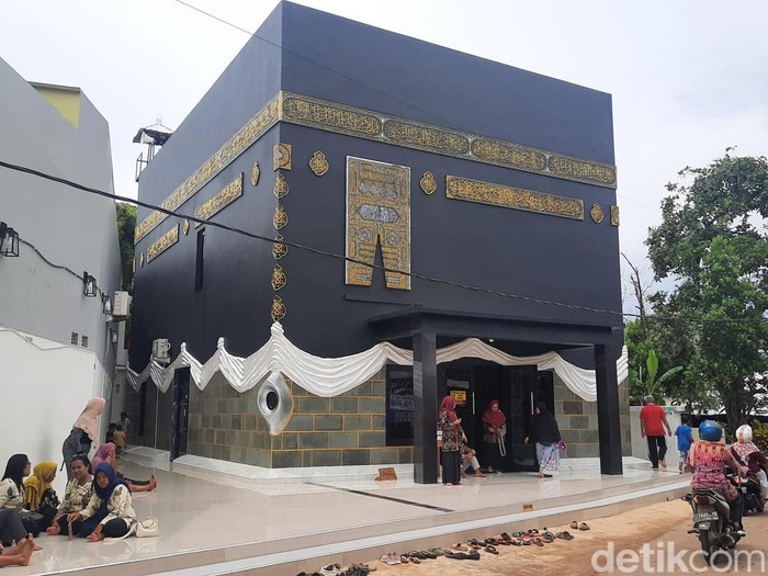 Masjid Baitul Atiq Al-Jabbar berbentuk kabah di Desa Mulyoharjo, Kecamatan Jepara, Kabupaten Jepara, Selasa (3/1/2024).