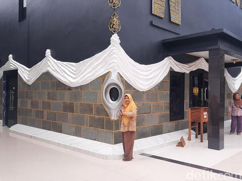 Masjid Baitul Atiq Al-Jabbar berbentuk ka'bah di Desa Mulyoharjo, Kecamatan Jepara, Kabupaten Jepara, Selasa (3/1/2024).