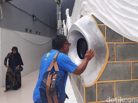 Masjid Baitul Atiq Al-Jabbar berbentuk ka'bah di Desa Mulyoharjo, Kecamatan Jepara, Kabupaten Jepara, Selasa (3/1/2024).