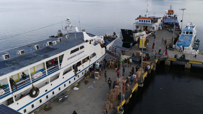 Melihat Aktivitas Bongkar Muat Barang di Pelabuhan Maluku Utara Sejumlah warga melakukan aktivitas bongkar muat barang logistik dari KM Sumber Raya 04 setibanya di Pelabuhan Kupal, Pulau Bacan, Kabupaten Halmahera Selatan, Maluku Utara, Sabtu (6/1/2024). Masyarakat di Pulau Bacan, mengandalkan kapal penumpang untuk mengangkut logistik dan barang kebutuhan untuk menuju ke pulau terluar, terdepan, dan terpencil di Kabupaten Halmahera Selatan. ANTARA FOTO/Andri Saputra/nz