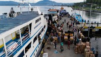 Masyarakat di Pulau Bacan, mengandalkan kapal penumpang untuk mengangkut logistik dan barang kebutuhan untuk menuju ke pulau terluar, terdepan, dan terpencil di Kabupaten Halmahera Selatan. 