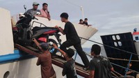 Sejumlah warga menaikan sepeda motor saat aktivitas bongkar muat barang logistik dari KM Sumber Raya 04 setibanya di Pelabuhan Kupal, Pulau Bacan, Kabupaten Halmahera Selatan, Maluku Utara, Sabtu (6/1/2024). 