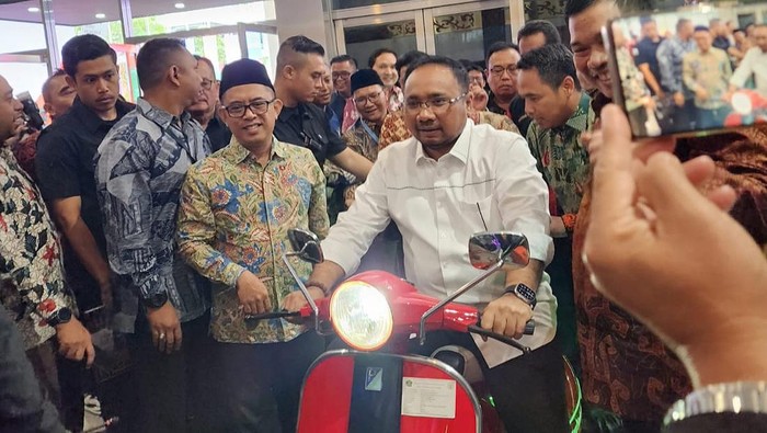 Menteri Agama Yaqut Cholil Qoumas berfoto menunggangi motor karya 2 siswa MAN Lampung.