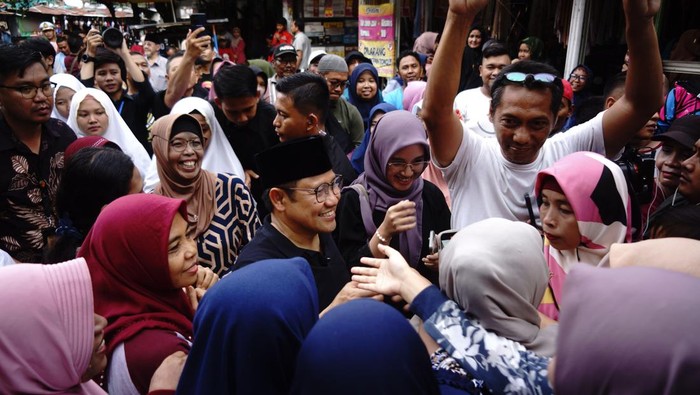 Calon wakil presiden nomor urut 1 Muhaimin Iskandar (tengah) berdialog dengan pedagang es cincau saat blusukan di pasar tradisional Citra Niaga, Kabupaten Jombang, Jawa Timur, Sabtu (6/1/2024). Dalam kesempatan itu Muhaimin menyapa warga dan berdialog dengan para pedagang serta memborong sate ayam dan es cincau untuk dibagikan ke masyarakat. ANTARA FOTO/Syaiful Arif/tom.