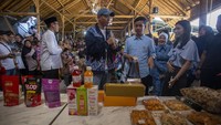 Tampak Gibran dampingi oleh sang istri Selvi Ananda.
