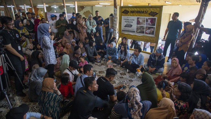 Momen Gibran Berkunjung ke Sentra Batik di Cirebon Calon wakil presiden nomor urut 02 Gibran Rakabuming Raka (tengah) berdialog dengan pelaku UMKM di sentra Batik Trusmi, Cirebon, Jawa Barat, Sabtu (6/1/2024). Kunjungan tersebut untuk mendengar aspirasi dan berdialog dengan para pelaku UMKM di Cirebon. ANTARA FOTO/Dedhez Anggara/nz.