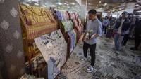 Gibran juga melihat koleksi-koleksi batik.