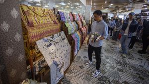 Momen Gibran Berkunjung ke Sentra Batik di Cirebon