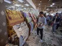 Momen Gibran Berkunjung ke Sentra Batik di Cirebon