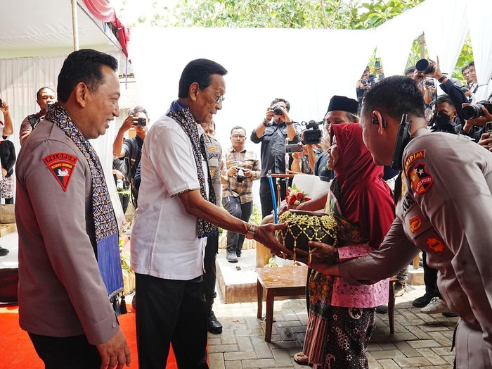Momen Kapolri Jenderal Listyo Sigit Prabowo, didampingi Gubernur DIY Sri Sultan Hamengku Buwono X resmikan 10 sumur bor di Gunungkidul DIY. Momen Kapolri Jenderal Listyo Sigit Prabowo, didampingi Gubernur DIY Sri Sultan Hamengku Buwono X resmikan 10 sumur bor di Gunungkidul DIY.