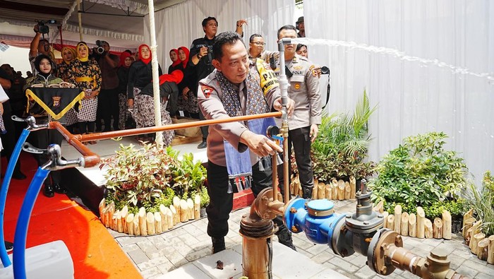 Momen Kapolri Jenderal Listyo Sigit Prabowo, didampingi Gubernur DIY Sri Sultan Hamengku Buwono X resmikan 10 sumur bor di Gunungkidul DIY.
