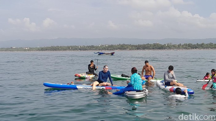 Momen Susi Pudjiastuti dan Iwan Bule ngopi di tengah laut Pangandaran, Sabtu (6/1/2024).