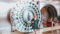 Oh ya, pernah mendengar ada brankas rahasia untuk menyimpan resep Coca Cola? Nah, di sini kamu bisa mengintip tiruannya! Foto: World of Coca Cola