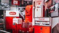 Selain puas mencicipinya kamu juga bisa belajar sejarah tentang minuman soda di sini. Ada mesin pembuat soda kuno yang digunakan sejak produksi pertama Coca Cola. Foto: World of Coca Cola