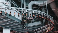 Pemandangan yang unik juga bisa terlihat hanya dengan mendongakkan kepala. Ada rek khusus yang menggantungkan botol soda di atas kepala pengunjung. Foto: World of Coca Cola