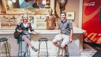 Tak lupa miniatur sebuah bar khusus meracik Coca Cola juga dipajang. Area pamer yang satu ini menjadi salah satu tempat Instagramable untuk pengunjung berfoto. Foto: World of Coca Cola