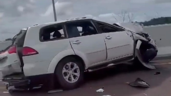 Pajero kecelakaan di Tol Palindra.