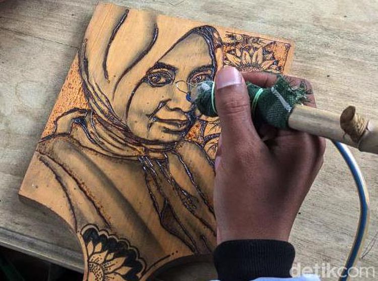 Melihat Lebih Dekat Pelukis Seni Pirografi Asal Trenggalek