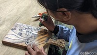 Berbekal keahliannya dalam melukis, ia akhirnya mencari ilmu lukis bakar di Youtube dan memberanikan diri membuat karya di atas papan kayu.