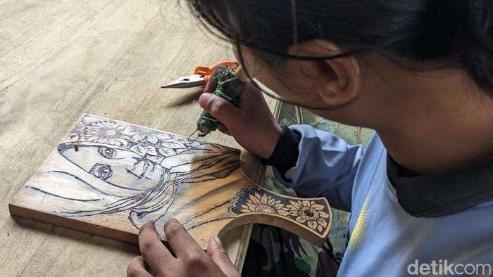 Seorang pelukis bernama Robeth Zarkasi (30) asal Trenggalek meraih keuntungan jutaan rupiah dari melukis seni pirografi, Sabtu (6/1/2024).