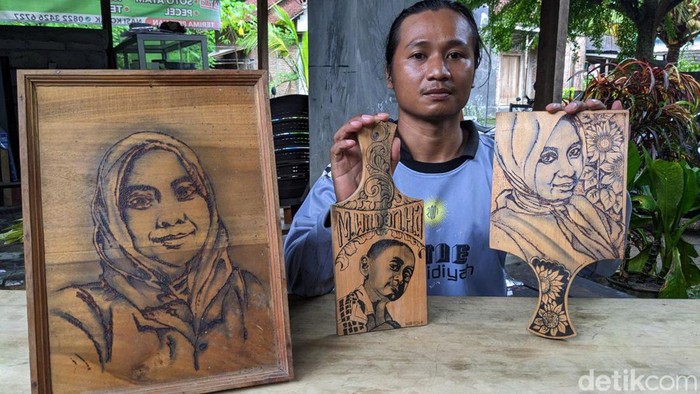 Seorang pelukis bernama Robeth Zarkasi (30) asal Trenggalek meraih keuntungan jutaan rupiah dari melukis seni pirografi, Sabtu (6/1/2024).