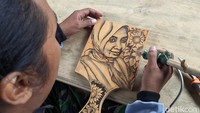 Salah satu pelaku seni pirografi adalah Robeth Zarkasi (30), warga Desa Rejowinangun, Kecamatan/Kabupaten Trenggalek. Ia menekuni seni lukis bakar sejak enam tahun lalu.