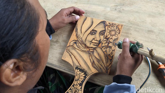 Pelukis Seni Pirografi asal Trenggalek Seorang pelukis bernama Robeth Zarkasi (30) asal Trenggalek meraih keuntungan jutaan rupiah dari melukis seni pirografi, Sabtu (6/1/2024).