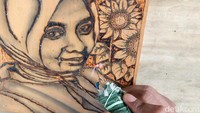 Tak seperti solder pada umumnya, pada bagian ujung terdapat dua jarum bengkok yang berfungsi untuk menggores papan kayu dengan efek bakar.