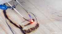 Untuk membuat lukisan pirografi, Robeth memanfaatkan alat sederhana berupa solder pirografi rakitan sendiri.