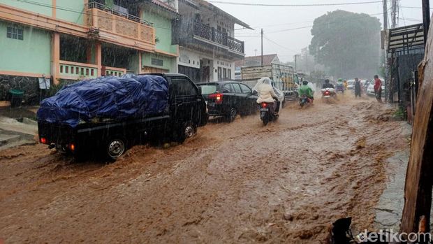 Pemotor jatuh akibat banjir di jalur Cianjur-Puncak