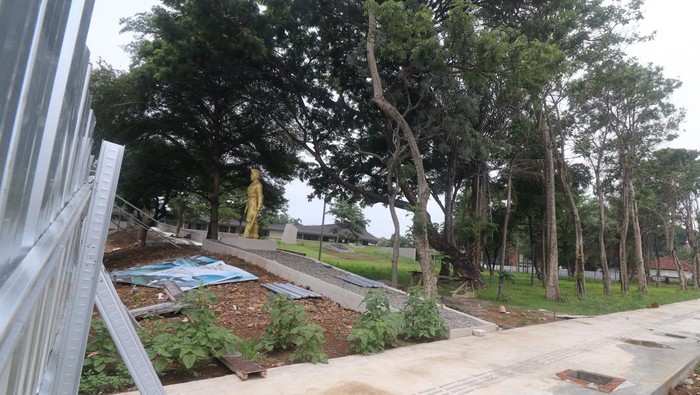 Penampakan Proyek Alun-alun Kediri yang Mangkrak Pengemudi becak melintas di samping proyek pembangunan Alun-alun Kota Kediri yang mangkrak di Kota Kediri, Jawa Timur, Sabtu (6/1/2024). Proyek senilai Rp17,9 miliar tersebut mangkrak usai pemerintah daerah setempat melalui Dinas Pekerjaan Umum dan Penataan Ruang (PUPR) memutus kontrak PT Surya Graha Utama KSO Sidoarjo selaku pelaksana proyek karena keterlambatan realisasi fisik pembangunan. ANTARA FOTO/Prasetia Fauzani/tom.