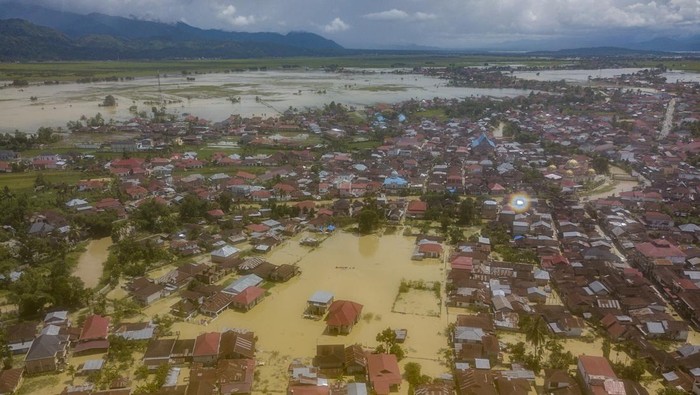Penampakan Sungai Penuh di Jambi yang Kembali Dilanda Banjir Warga menerobos genangan banjir luapan Sungai Batang Merao yang merendam kawasan permukiman di Koto Dian, Sungai Penuh, Jambi, Sabtu (6/1/2024). Ratusan rumah di sepanjang aliran Batang Merao kota itu yang sempat surut pada Jumat (5/1) kembali terendam banjir hingga setinggi dada orang dewasa pada Sabtu (6/1) dini hari akibat tingginya intensitas hujan di daerah hulu. ANTARA FOTO/Wahdi Septiawan/nz