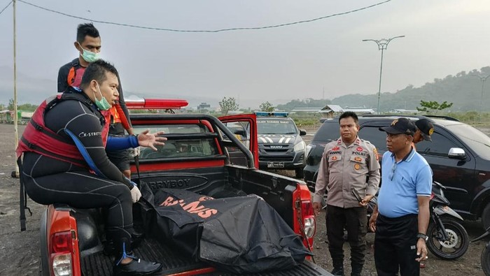 Proses evakuasi mayat pria tanpa identitas yang ditemukan di perairan pulau Kambing, Bima, NTB, Sabtu pagi (6/1/2024). (Dok. SAR Pos Bima)