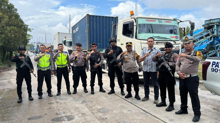 Pengawalan kontainer pengiriman surat suara di Rokan Hilir. (Dok Polres Rokan Hilir)