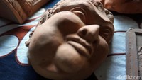 Kini Adi kerja sama dengan temannya, Rohman. Bapak 1 anak mempunyai merek sendiri, yakni The Terracotta yang ia produksi di rumah Rohman, Desa Watesumpak, Kecamatan Trowulan. Desa ini dikenal sebagai sentra patung batu andesit.