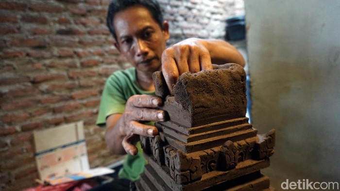 Pengerajin Terakota di Mojokerto yang masih eksis Perajin terakota yang masih eksis di Kecamatan Trowulan, Kabupaten Mojokerto, Sabtu (6/1/2024).