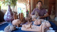 Adi menjual terakota cetak untuk suvenir dengan harga terjangkau, yaitu Rp 50-200 ribu. Sedangkan harga terakota ukir tergantung tingkat kerumitan proses pembuatannya. Misalnya candi Majapahit setinggi 1,6 meter biasa ia jual Rp 2,5 juta. Pesanan datang dari Malang, Jakarta, Bali, dan Surabaya.