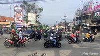 Kondisi perempatan Gedangan, Sidoarjo yang padat. Kendaraan terlihat semrawut, saling mendahului saat lampu hijau menyala.