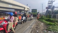 Begitu juga saat kendaraan mengarah ke Aloha. Kondisi jalan semakin menyempit imbas adanya pengecoran sebagian jalan.