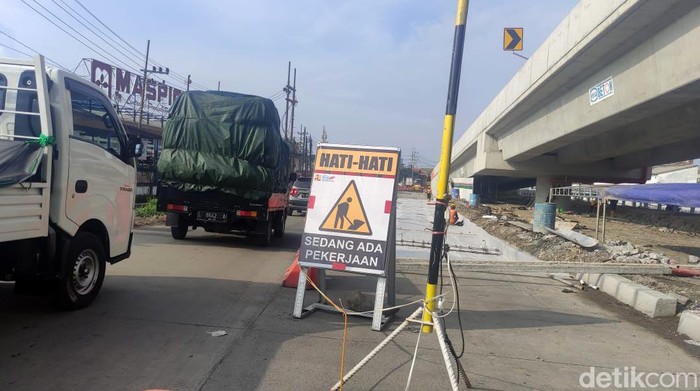 Pengerjaan Flyover Juanda yang Berujung Perempatan Gedangan Padat Pengerjaan Flyover Juanda yang berujung Perempatan Gedangan Padat, Sabtu (6/1/2024).