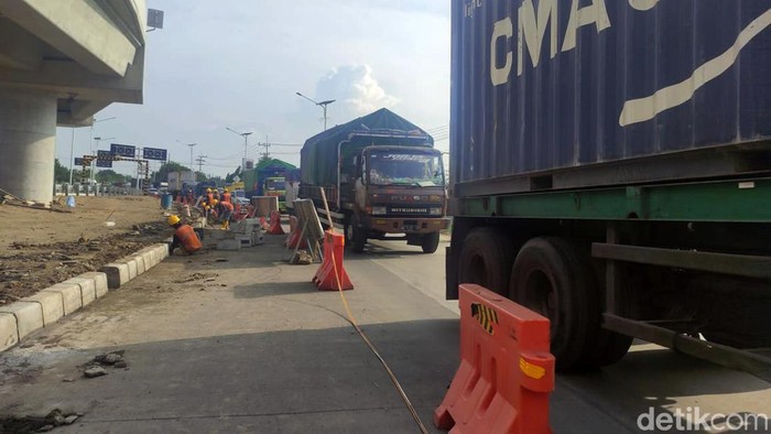 Pengerjaan Flyover Juanda yang Berujung Perempatan Gedangan Padat Pengerjaan Flyover Juanda yang berujung Perempatan Gedangan Padat, Sabtu (6/1/2024).