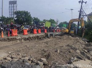 Potret Kepadatan Imbas Penutupan Flyover Juanda