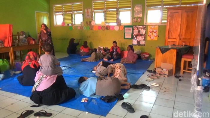 Pengungsi korban longsor gunung Anaga, Purwakarta