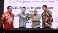Direktur Bisnis Penjaminan PT Jamkrindo Henry Panjaitan, Direktur Kelembagaan dan Layanan PT Jamkrindo Abdul Bari, bersama para direksi bank daerah yang disaksikan Asisten Deputi Pasar Modal dan Lembaga Keuangan Gede Edy Prasetya saat Penandatanganan kerjasama di Surabaya, Sabtu (6/1/2024).